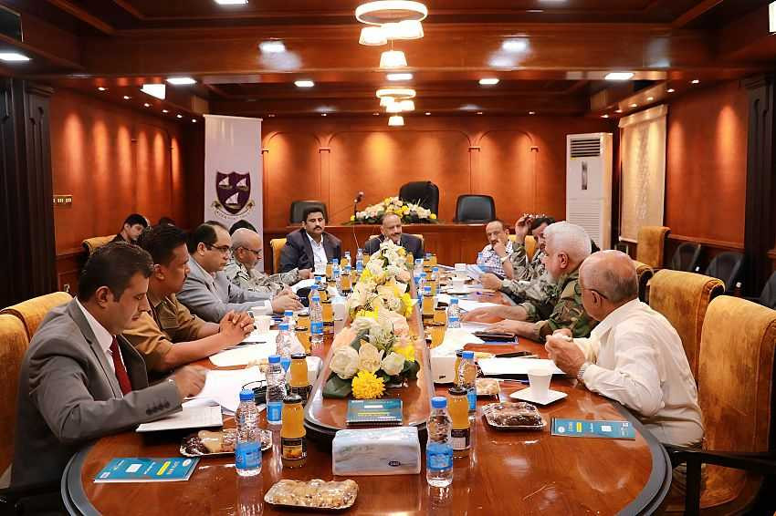 وزير النقل يترأس اجتماعاً موسعاً لمناقشة أوضاع الموانئ بالمحافظات المحررة