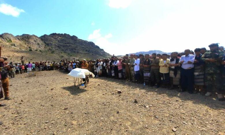 رئيس انتقالي لحج “الحالمي” يتقدم مشيعي جثمان الشهيد سند الحوشبي إلى مثواه الأخير