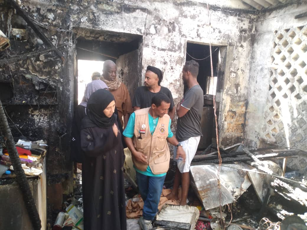 إغاثية الانتقالي تؤكد تقديم الرعاية اللازمة للأسرة المنكوبة في حريق القلوعة